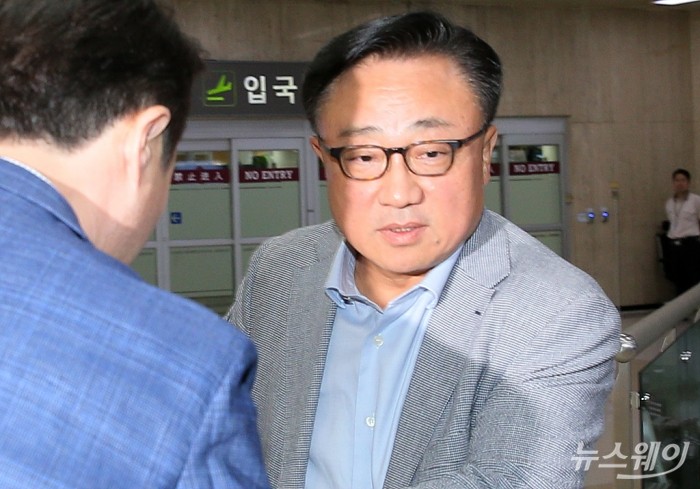 인도 출장 마치고 입국하는 고동진 삼성전자 사장(IM부문장)-김포공항국제선청사. 사진=이수길 기자 leo2004@newsway.co.kr