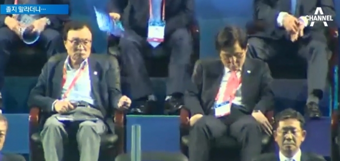 황교안 자유한국당 대표가 광주세계수영선수권대회 개막행사 도중 졸고 있다. 사진=채널A 캡처