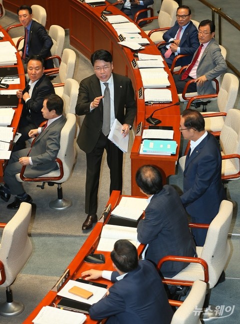 국회 예산결산특별위원회 전체회의 항의하는 자유한국당. 사진=이수길 기자 leo2004@newsway.co.kr