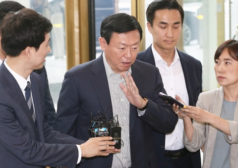 신동빈 “소비자에 ‘좋은기업’ 공감 얻어내라”(종합)