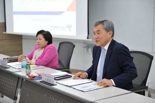 17일 한국장애인고용공단을 방문한 국회 환경노동위원회 이상돈 의원(오른쪽)이 공단 신입직원 간담회에서 신입직원 의견을 경청하고 있다.