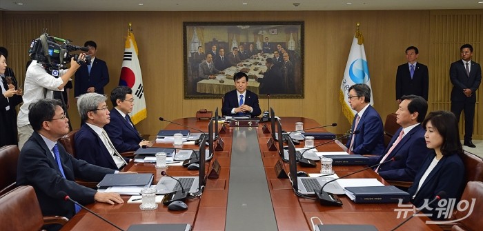 한국은행은 18일 서울 중구 태평로 한은 본관에서 이주열 한국은행 총재 주재로 금융통화위원회 전체회의를 열었다. 사진=이수길 기자 leo2004@newsway.co.kr