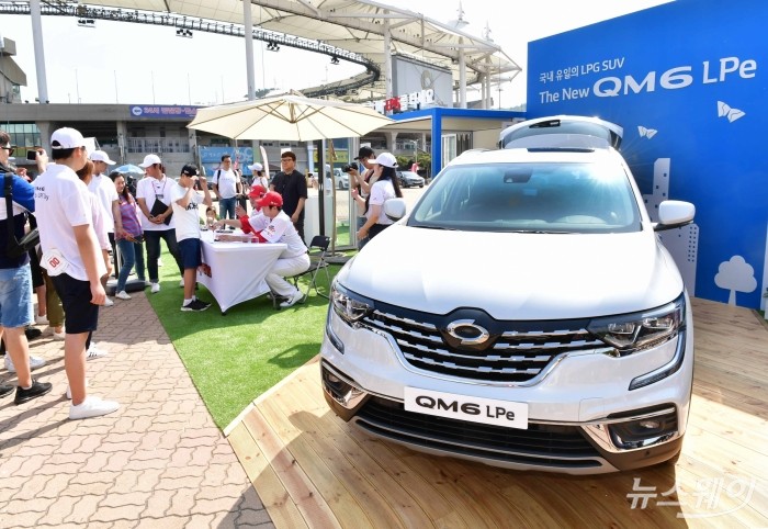 르노삼성자동차가 인천 SK행복드림구장에서 SK가스와 함께 마련한 ‘QM6 에코 LPG 응원전’ 이벤트 모습. 사진=르노삼성 제공