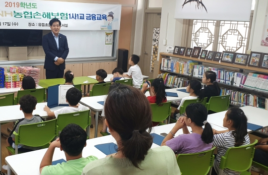 17일 전북 순창 유등초등학교에서 진행된 ‘1사1교 금융교육’에 참여한 임종철 NH농협손해보험 고객지원부문장이 올바른 용돈 관리법에 대해 설명하고 있다. 사진=NH농협손해보험