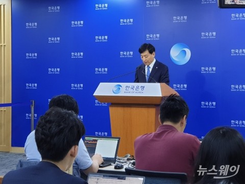또 디플레이션 논란···“우려 과해” vs “금리 내려야”