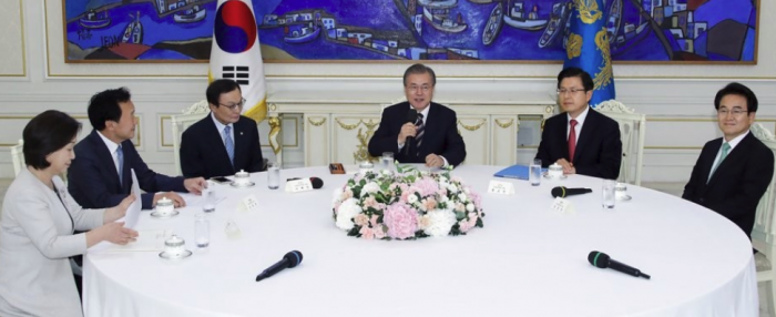 왼쪽부터 정의당 심상정, 바른미래당 손학규, 더불어민주당 이해찬 대표, 문재인 대통령, 자유한국당 황교안, 민주평화당 정동영 대표. 사진=연합뉴스 제공