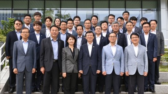 18일 문성혁 해양수산부장관(오른쪽 세 번째)이 이연승 한국해양교통안전공단 이사장(왼쪽 세 번째)등 공단 임직원들과 기념촬영을 하고 있다.