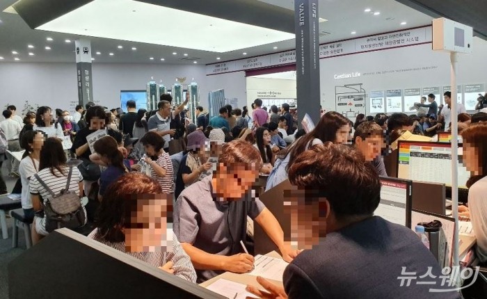 19일 오전 ‘청량리역 롯데캐슬 SKY-L65’ 모델하우스를 방문한 수요자들이 분양 상담을 받고 있다. 사진=이수정 기자