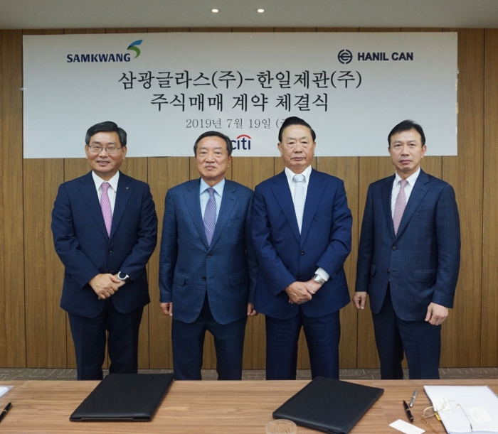 왼쪽부터 문병도 삼광글라스 사장, 정동택 한일제관 대표, 이복영 삼광글라스 대표이사 회장, 정지택 한일제관 전무. 사진=삼광글라스 제공