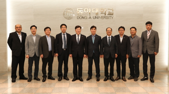 좌측부터 동아대 김재현 비서실장, 황규홍 대외협력처장, 이재열 산학부총장, 서권일 교수, 순천대 고영진 총장, 동아대 한석정 총장, 순천대 배창휴 생명산업과학대학장, 강두중 비서실장, 조장익 대외협력본부 행정실장, 동아대 정영수 생명자원과학대학장