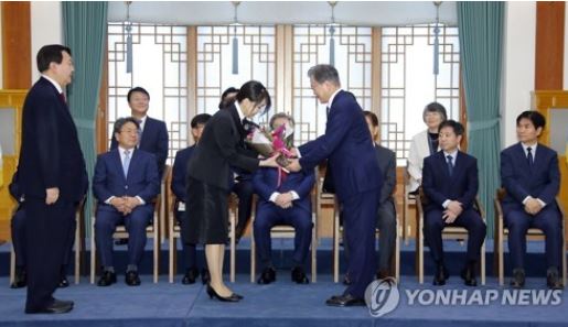 문 대통령, 윤석열 신임 총장 임명장 수여···부인 김건희 씨도 꽃다발 받아 사진=연합뉴스 제공
