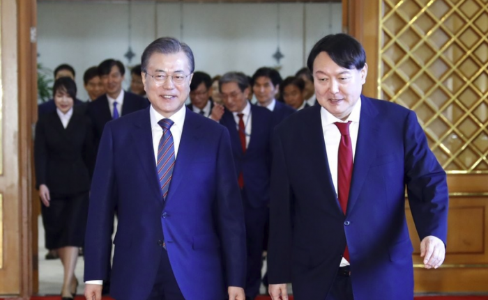 문재인 대통령이 윤석열 신임 검찰총장에게 임명장을 수여한 뒤 환담장으로 이동하고 있다. 사진=연합뉴스 제공