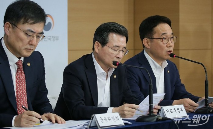 1일 오후 손병두 금융위원회 부위원장(왼쪽), 김용범 기획재정부 1차관(가운데), 박선호 국토교통부 1차관이 서울 정부청사에서 ‘최근 부동산 시장상황 점검 결과 및 대응방안’을 발표하고 있다. 사진=이수길 기자