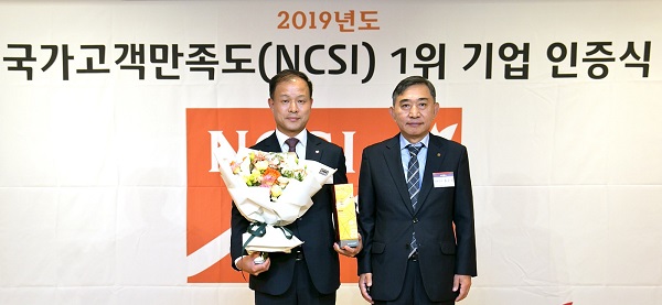 롯데렌터카는 모든 서비스 및 상품을 고객 관점에서 디자인하고, 직원들의 역량 강화와 동기 부여를 위한 독자적인 프로그램을 운영하는 등 서비스 품질 향상을 위해 지속적인 노력을 기울여 왔다. 사진=롯데렌터카 제공