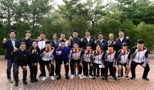 4일 도성훈 인천교육감(뒷줄 오른쪽 네 번째)이 제100회 전국체육대회에 참가한 인천시 고등부 역도 대표들을 격려하고 기념촬영을 하고 있다.
