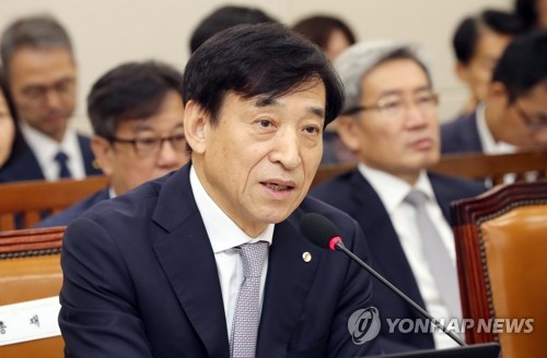 이주열 한국은행 총재가 8일 국회에서 열린 기획재정위원회의 한국은행 국정감사에서 질의에 답변하고 있다. 사진=연합뉴스 제공