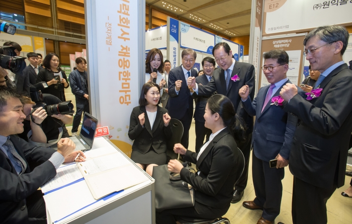 15일 서울 코엑스에서 열린 2019 삼성 협력회사 채용 한마당을 방문한 구직자들이 반도체 디스플레이용 소재 기업 원익머트리얼즈 부스에서 채용 면접을 보고 있다. 이 자리를 찾은 동반성장위원회 권기홍 위원장(오른쪽에서 세번째)과 삼성전자 윤부근 부회장(오른쪽에서 다섯번째)이 면접을 보는 구직자들을 응원하고 있다. 사진=삼성전자