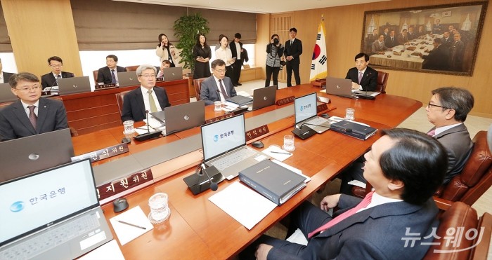 한국은행 금융통화위원회. 사진=이수길 기자 leo2004@newsway.co.kr