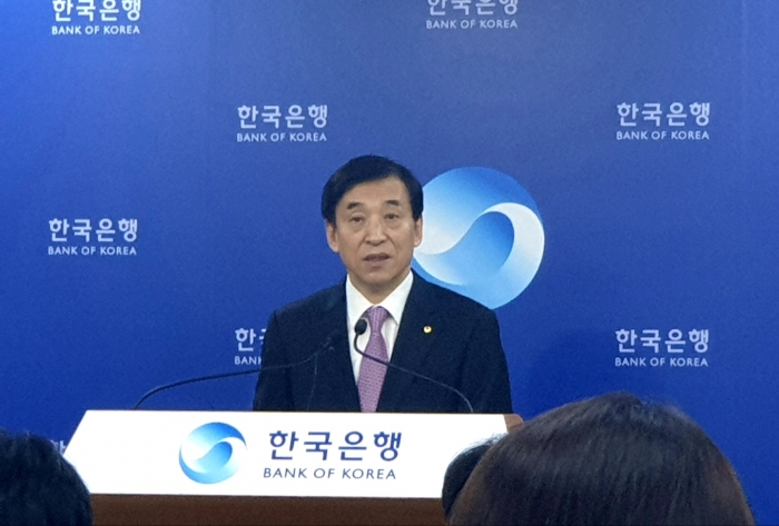 이주열 한국은행 총재가 16일 한국은행 본관에서 금융통화위원회 후 열린 기자간담회에서 질의에 답하고 있다. 사진=한재희 기자