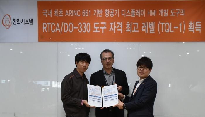 사진 왼쪽부터 김영곤 전문연구원, 미연방항공국(FAA)의인증 대리사인 컨수노바(ConsuNova)의 레자 마지디(Reza Madjidi) CEO, 안경수 항공전자연구센터장. 사진=한화시스템 제공