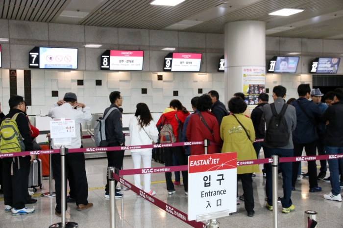 17일 오전 청주국제공항에서 이스타항공 청주-장가계 ZE751편 승객들이 출국을 위해 체크인카운터에서 수속절차를 밟고 있다. 사진=이스타항공 제공