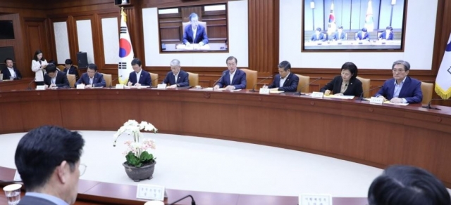 문 대통령, 경제현안 논의. 사진=연합뉴스 제공.
