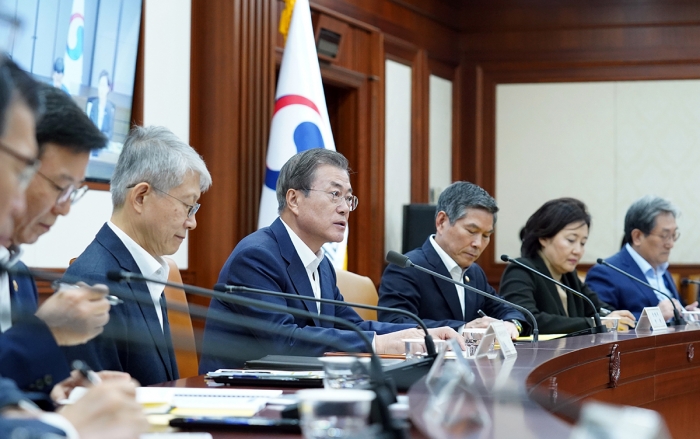 문 대통령, 경제장관회의 주재. 사진=청와대 제공.