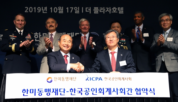 최중경 한국공인회계사회 회장과 정승조 한미동맹재단 회장이 ‘한미동맹의 밤’ 행사에서 전략적 파트너쉽 후원협약을 체결하고 있다. 사진=공인회계사회 제공