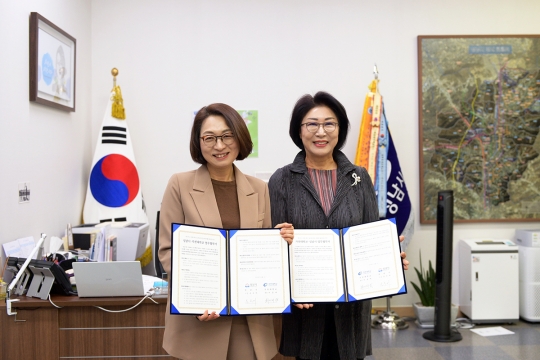 바이오헬스 메이커 스페이스 구축에 관한 협약 후 은수미 성남시장(왼쪽)과 최미리 가천대 부총장이 기념 촬영모습.