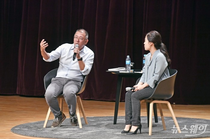 정의선 수석부회장이 현대차 인재개발전략팀 박용희 매니저와 타운홀 미팅을 갖는 모습. 사진=현대차그룹 제공