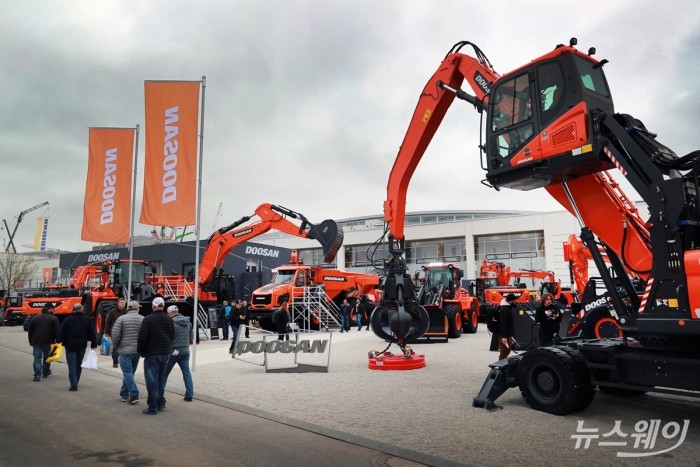 지난 4월 독일 뮌헨에서 열린 세계 최대 건설기계 전시회 ‘바우마(Bauma) 2019’에 출품된 두산 제품들. 두산인프라코어 제공