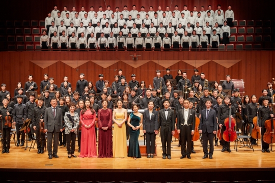 삼성화재는 지난 23일 서울 서초구 예술의전당 콘서트홀에서 개최한 2019년 장애청소년 음악회 ‘뽀꼬 아 뽀꼬’ 참석자들이 기념촬영을 하고 있다. 사진=삼성화재