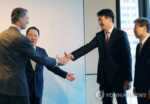 한국을 국빈 방문 중인 펠리페 6세 스페인 국왕이 24일 오전 서울 광화문 포시즌스 호텔에서 열린 대한상공회의소 초청 조찬에 참석, 조원태 한진그룹 회장과 악수하고 있다. 사진=연합뉴스