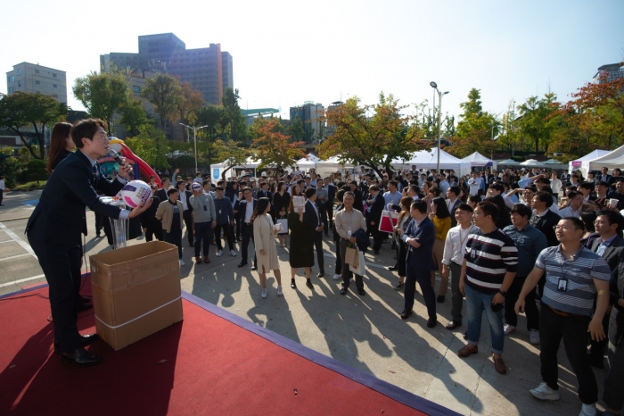 지난 24일 창립 69주년을 맞은 태광그룹이 사회공헌 활동 축제 큰 빛 한마당을 개최하고 계열사 대표이사들의 기부 물품 경매 행사를 진행하고 있다. 기부 물품 경매를 통해 얻어진 수익금은 그룹홈 등에 전달됐다. 사진=태광그룹 제공