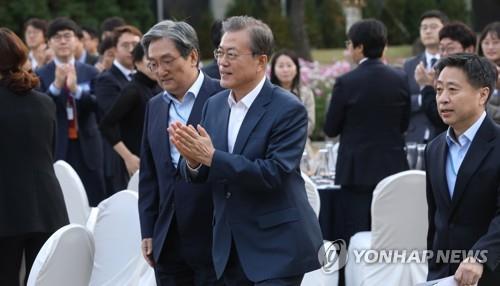 문재인 대통령이 25일 오후 청와대 녹지원에서 열린 출입기자 간담회에 입장하고 있다. 왼쪽은 노영민 비서실장. 사진=연합뉴스 제공