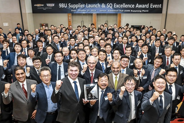 한국지엠이 ‘2019 협력사 초청 경영현황 설명회’를 개최하고, 쉐보레 트레일블레이저 및 뷰익 앙코르의 우수한 품질 확보 및 성공적 출시를 위한 결의를 다졌다. 사진은 이 날 행사에 참석한 뭄샤드 아매드 한국지엠 구매 부사장(왼쪽), 카허카젬 한국지엠 사장(중앙), 문승 한국지엠 협신회 회장(중앙 오른쪽), 로베르토 렘펠 지엠테크니컬센터코리아 사장(두 번째 줄 중앙), 조니 살다나 GM 해외사업부문 구매 부사장(두 번째 줄 중앙 오른쪽)을 포함한 한국지엠 임직원과 협신회 임원진, 부품 협력사 대표들이 기념촬영을 하고 있다. 사진=한국지엠 제공
