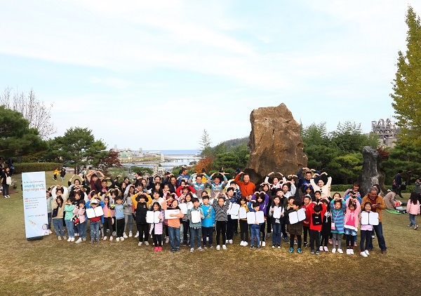 삼표시멘트는 26일 삼척 공장에서 ‘제3회 파란하늘 파란꿈 어린이 백일장’을 진행했다. 수상자 단체사진. 사진=삼표시멘트 제공