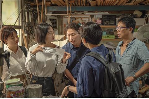 영등포 아이디어 펀딩 선발팀 ‘메호’의 청년들이 문래동 목형 주물 장인과 시제품에 대해 이야기를 나누고 있다. 사진=영등포구
