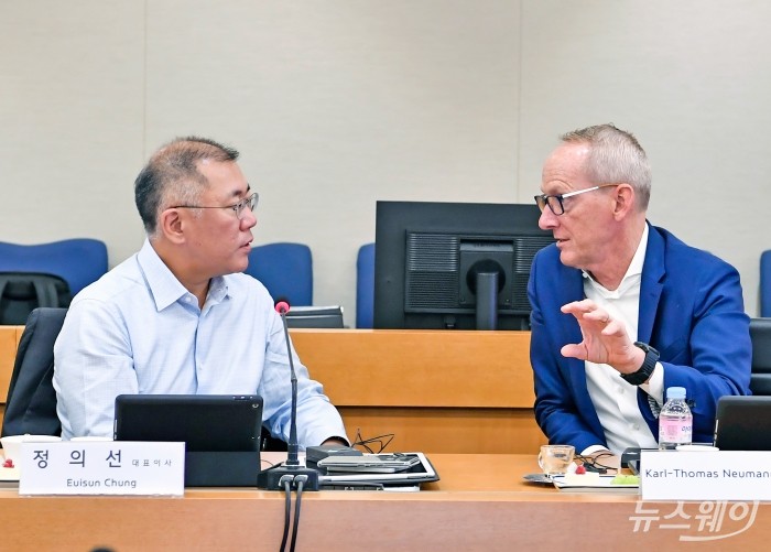 지난 24일 진행된 현대모비스 정기이사회에서 정의선 현대차 수석부회장과 칼 토마스 노이먼 박사가 대화를 나누고 있다. 사진=현대모비스 제공