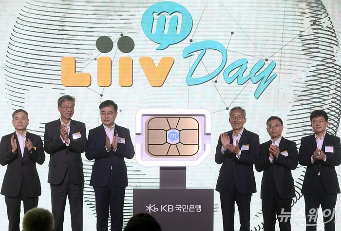 KB국민은행은 28일 서울 중구 반얀트리 클럽 앤 스타 서울에서 열린 리브 엠 출시 행사를 개최했다. (왼쪽부터)하현회 LG유플러스 부회장, 허인 KB국민은행장, 손병두 금융위원회 부위원장, 윤종규 KB금융그룹 회장, 이태희 과학기술정보통신부 통신정책국장, 최성호 방송통신위원회 이용자정책국장. 사진=이수길 기자 leo2004@newsway.co.kr
