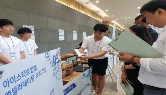 2019년 상반기 아이스타트업랩 액셀러레이팅 프로그램에서 시제품 시연을 하고 있다. 사진=인하대학교