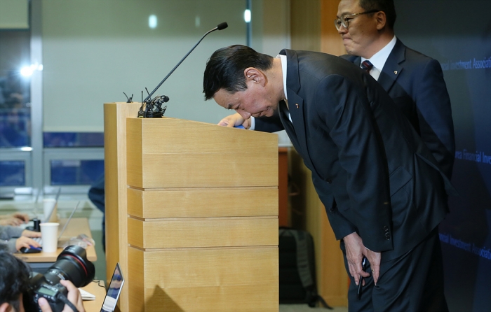 권용원 금융투자협회장이 30일 논란에 대해 사과하고 있다. 사진=이수길 기자 leo2004@newsway.co.kr