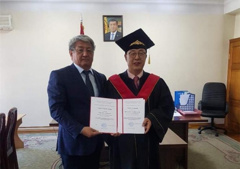 서울시의회 최웅식 의원, 키르기즈공화국 행정아카데미 `명예 정치학박사 학위` 받아 기사의 사진