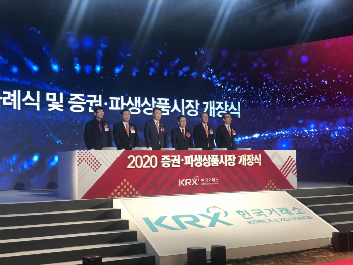 (왼쪽부터) 정재송 코스닥협회장, 나재철 금융투자협회장, 은성수 금융위원장, 정지원 한국거래소 이사장, 정구용 상장회사협의회 회장, 김군호 코넥스협회장이 1월 2일 서울 여의도 콘래드호텔에서 열린 ‘2020 증권·파생상품시장 개장식’에 참석했다/사진=허지은 기자
