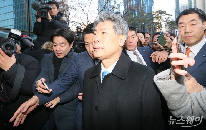 윤종원 IBK기업은행장은 지난 3일 첫 출근 당시 노조의 반대에 막혀 출근이 무산됐다. 사진=이수길 기자 leo2004@newsway.co.kr