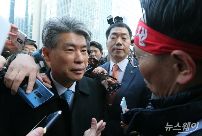 윤종원 IBK기업은행장이 출근 3일째에도 노조의 투쟁에 막혀 출근하지 못하고 발걸음을 돌렸다. 사진=이수길 기자 leo2004@newsway.co.kr
