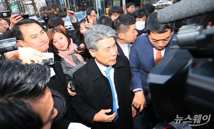지난 3일 윤종원 IBK기업은행장은 노조의 출근 저지 투쟁으로 첫 출근에 실패했다. 사진=이수길 기자 leo2004@newsway.co.kr