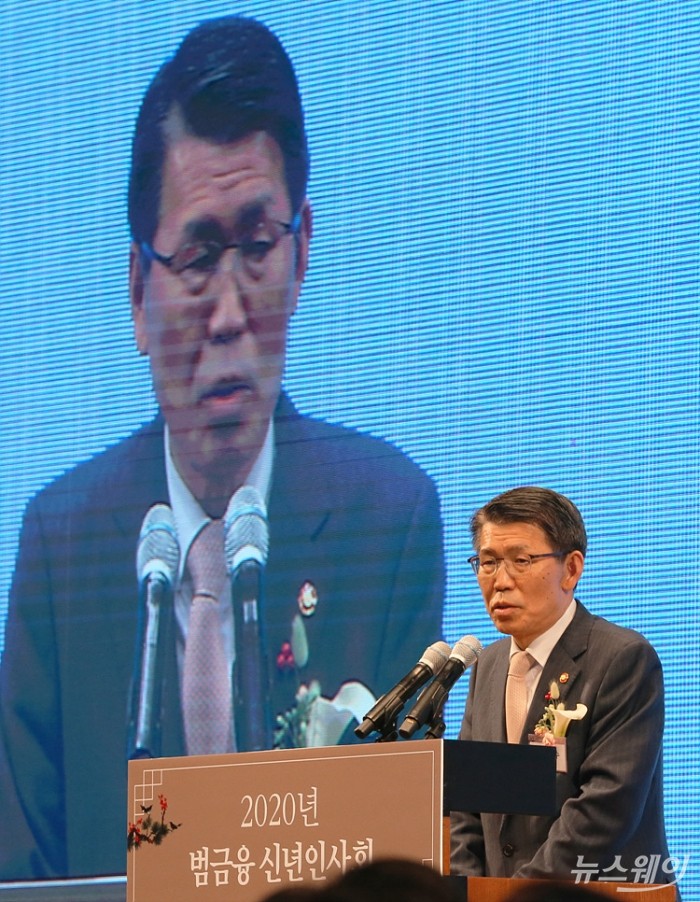은성수 금융위원장이 3일 오후 서울 장충동 신라호텔에서 열린 ‘2020 범금융 신년인사회’에서 새해 인사말을 하고 있다. 사진=이수길 기자 leo2004@newsway.co.kr