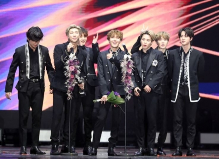 방탄소년단이 5일 서울 고척 스카이돔에서 열린 ‘2020년 골든디스크어워즈’에서 수상 소감을 전하고 있다. 사진=연합뉴스