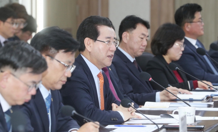 김영록 지사가 7일 오전 도청 서재실에서 2020년 경자년(庚子年) 첫 실국장 정책회의를 주재하고 있다.